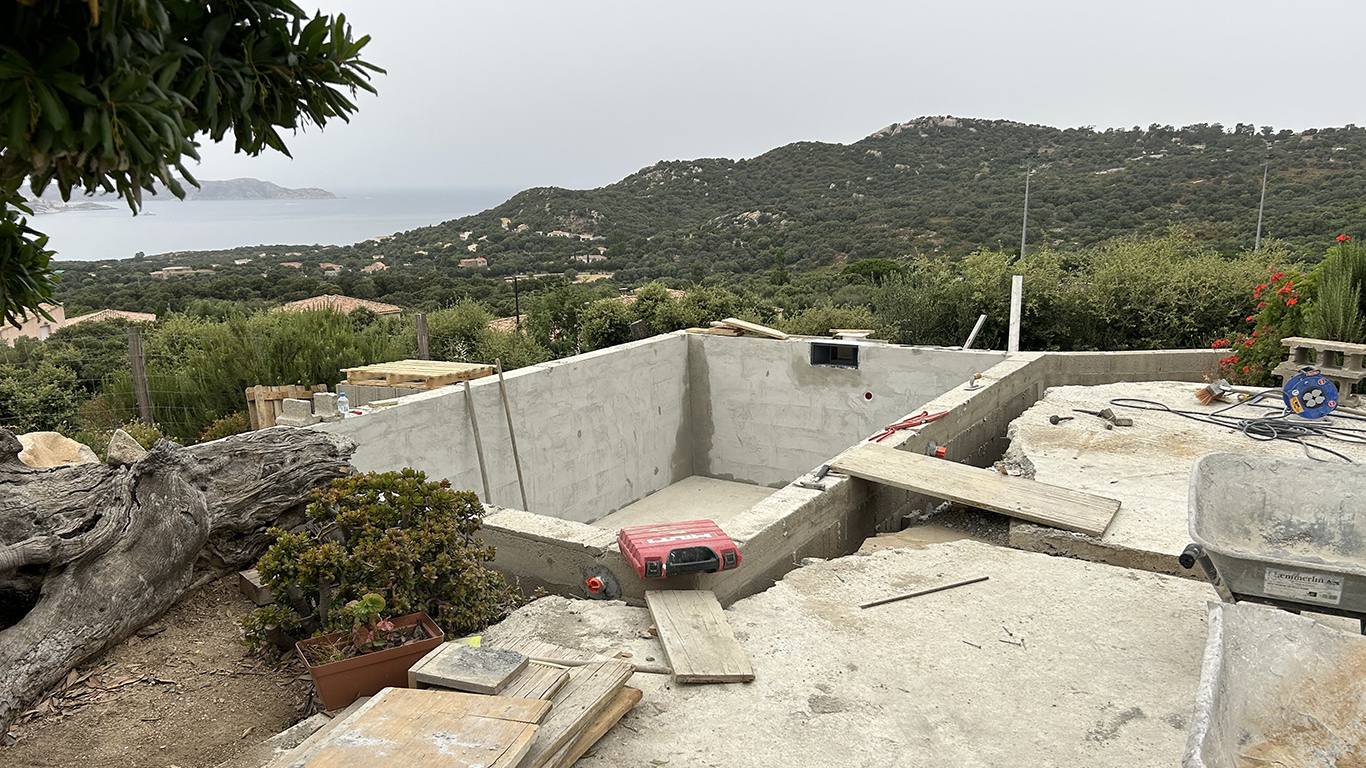 Coulage du béton armé pour la piscine maçonnée à Lumio